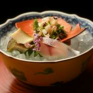 季節によって替わるこだわりの『造り盛り』。その時最も活きのある旬の魚のおいしさをそのままに楽しめます。