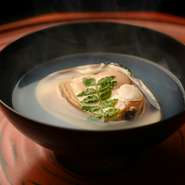 蛤のだしを事前に取り、オーダーが入ってからおでんのベースのだしと合わせる人気メニューです。これだけは外せない店主もオススメの逸品です。