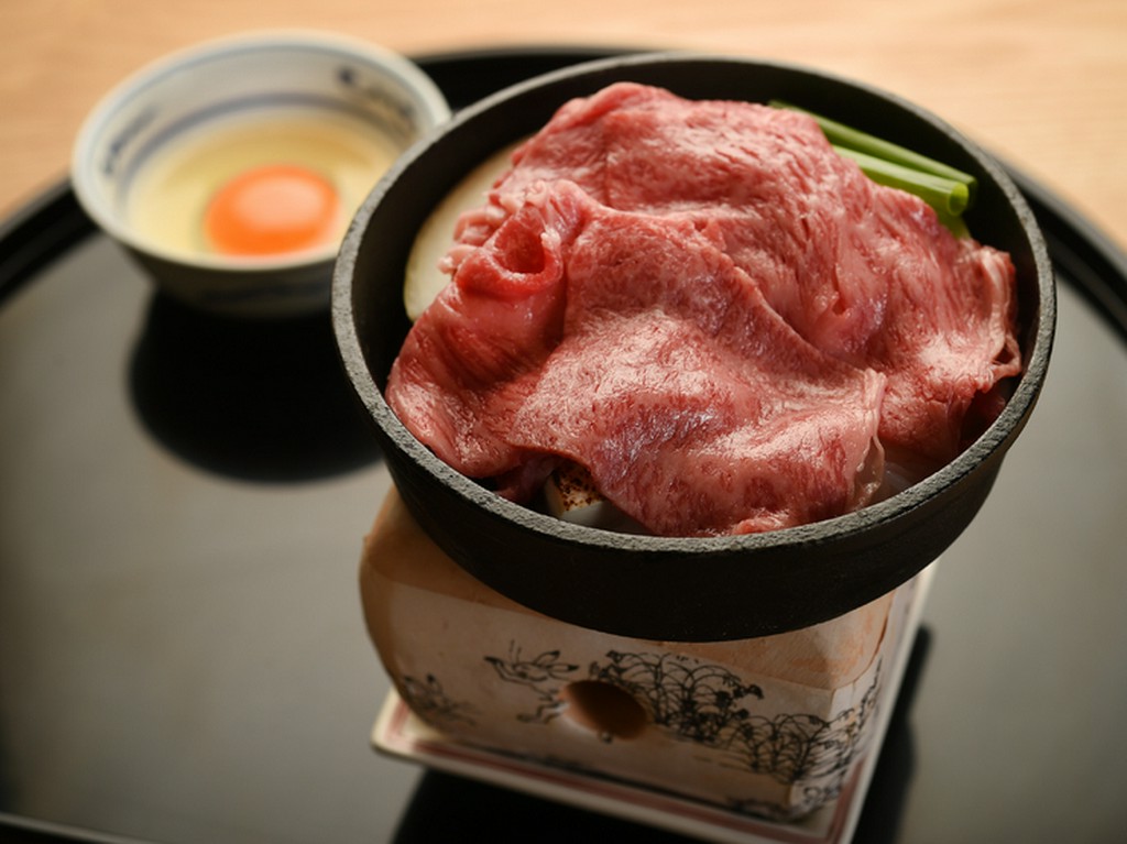 その時期最もおいしいお肉を贅沢に！『すき焼き』