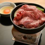 付き合いの深いお肉の業者さんが、プロの目で見極めたこだわりの和牛を使用しています。時期によって産地を変え、全国から厳選して仕入れています。玉ねぎ、豆富、ネギなどの野菜もお肉を引き立たせます。