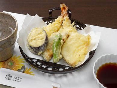 バリエーション豊富な料理を囲む