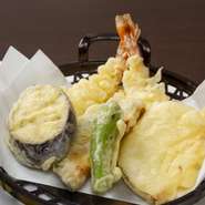 ■季節の天ぷら各種 450円～。
地元明石の魚を天ぷらにて味わえる一品。
天ぷらの心地よい歯ごたえと、その時々の季節感をお楽しみください。