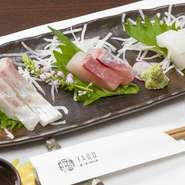 ■地元明石の魚のお造り。
こだわった地元明石の新鮮な魚をお造りで提供します。
新鮮な魚本来の旨味、甘みを感じることのできるお造りは絶品の一品でございます。