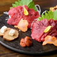 生産量全国2位である会津の馬刺しを、冷凍せず生のまま直送しています。辛子にんにく味噌をつけた醤油に肉を付けて食べるのが会津流。柔らかく癖のない赤身の歯ごたえや、やさしい旨みが楽しめます。