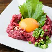 これは皆さんおなじみですね。
馬肉をユッケにしたものです。ただ、会津馬肉はとっても旨味があり、特製の辛子ニンニク味噌が利いてるので、一味違ったユッケに仕上がってますよ（＾＾）