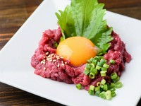 これは皆さんおなじみですね。
馬肉をユッケにしたものです。ただ、会津馬肉はとっても旨味があり、特製の辛子ニンニク味噌が利いてるので、一味違ったユッケに仕上がってますよ(^^)