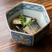 乾物の身欠きニシンと山で摘んできた山椒の葉を交互に重ねて醤油、酢、酒、味醂などで作ったタレに漬けた福島県の郷土料理です。ごはんのおかずとしても「にしんそば」に知られる様にそばに入れても美味しいですよ。
