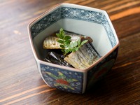 乾物の身欠きニシンと山で摘んできた山椒の葉を交互に重ねて醤油、酢、酒、味醂などで作ったタレに漬けた福島県の郷土料理です。ごはんのおかずとしても「にしんそば」に知られる様にそばに入れても美味しいですよ。