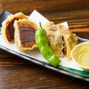 100年以上の歴史がある天婦羅まんじゅう、そのまま食べてもうまい「まんじゅうの天ぷら」ですが、昔から醤油を付けて食べるのが会津地方の美味しい食べ方です。
