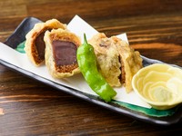 100年以上の歴史がある天婦羅まんじゅう、そのまま食べてもうまい「まんじゅうの天ぷら」ですが、昔から醤油を付けて食べるのが会津地方の美味しい食べ方です。