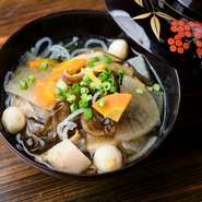 福島県会津地方の郷土料理。
会津は内陸地方で、祝いの席であっても鯛や海老などの新鮮な魚介類を用意することが難しかったため、海産物の乾物を材料としたこづゆが祝いの席の料理として作られたそうです。