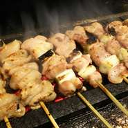 国産若鶏を使用。鮮度の良いものを、丁寧に毎日手仕込みしています。焼きは備長炭を使って強火で。遠赤外線効果でうまみをしっかり閉じ込め、外はカリカリ、中はふっくらジューシーに焼き上がります。