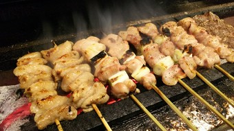 継ぎ足しの秘伝のたれでいただく香ばしい『炭火焼鳥』