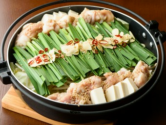 〆にはラーメンがオススメ。旨味たっぷりジューシーな『もつ鍋』