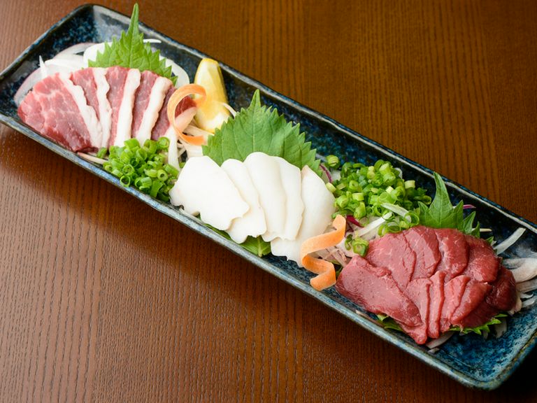 お肉のおいしさを思う存分に堪能する『馬刺し三種盛合せ』