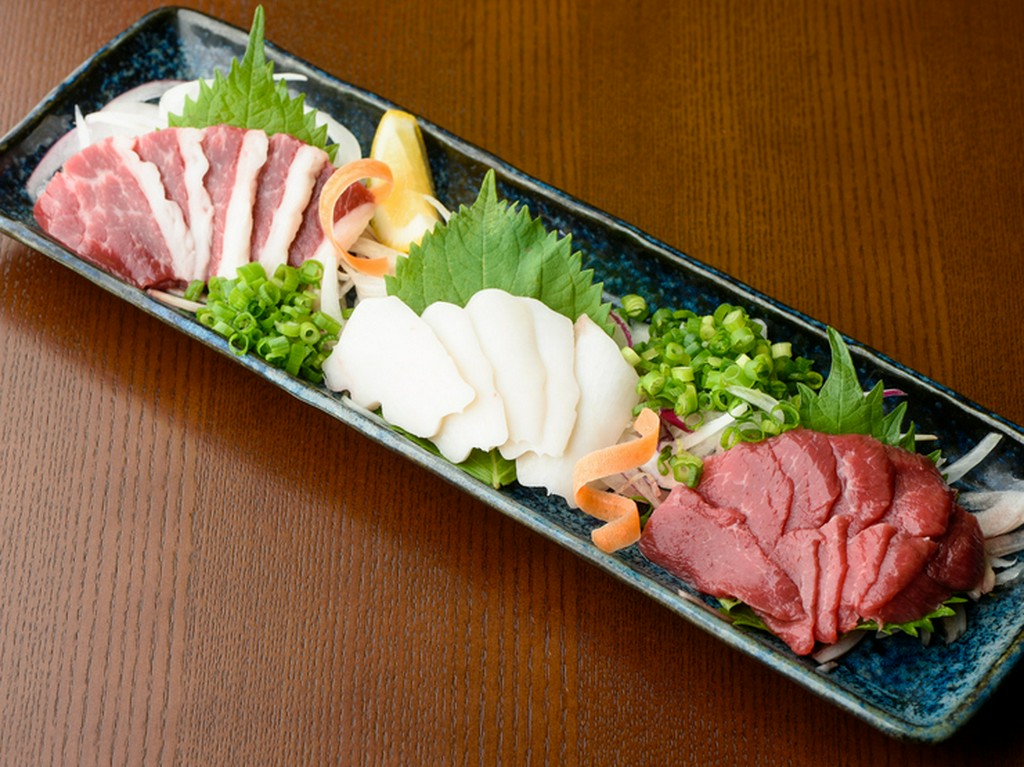 お肉のおいしさを思う存分に堪能する『馬刺し三種盛合せ』