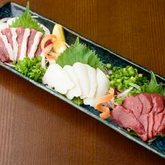 お肉のおいしさを思う存分に堪能する『馬刺し三種盛合せ』