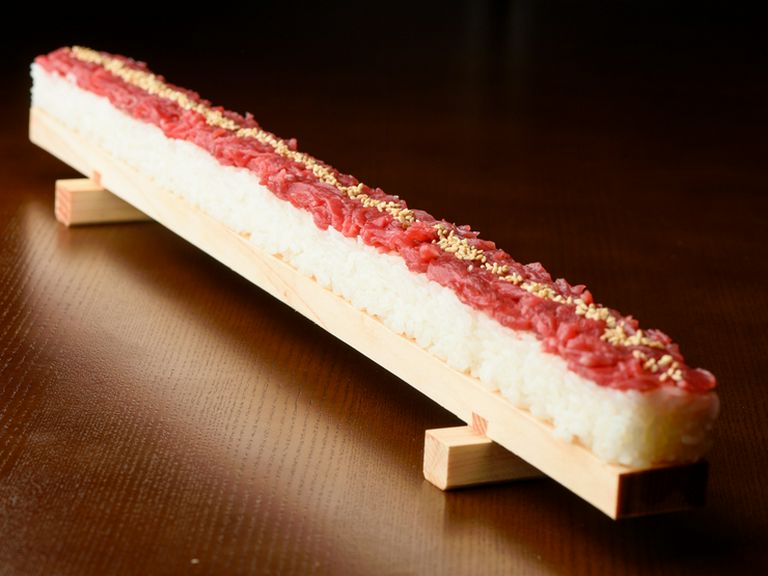 おいしいだけでなく、見た目のインパクトも抜群『ユッケ寿司』