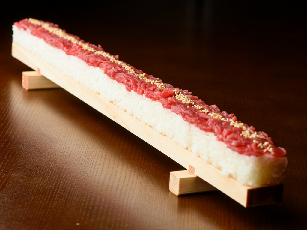 おいしいだけでなく、見た目のインパクトも抜群『ユッケ寿司』