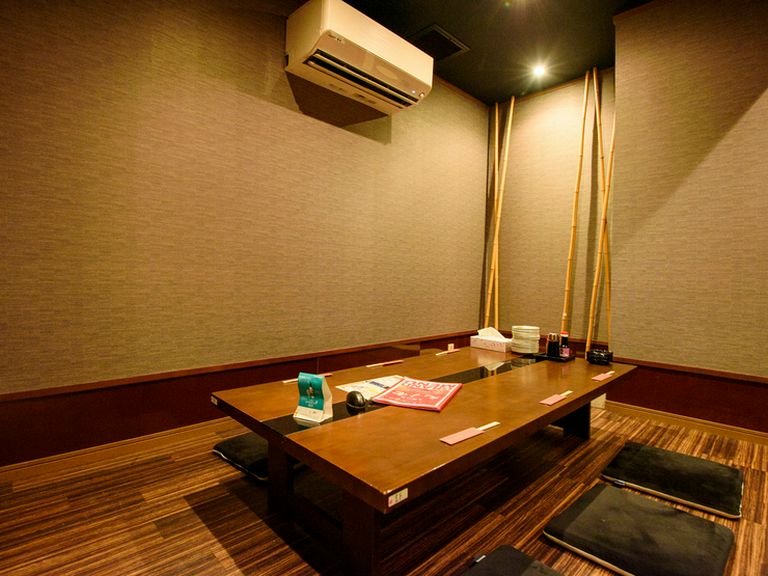 落ち着いた雰囲気の店内で、ゆったりくつろぎながら過ごす