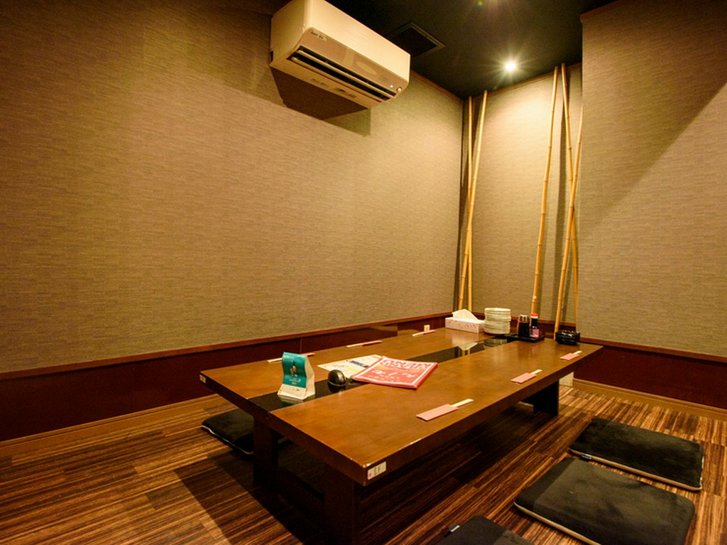 落ち着いた雰囲気の店内で、ゆったりくつろぎながら過ごす