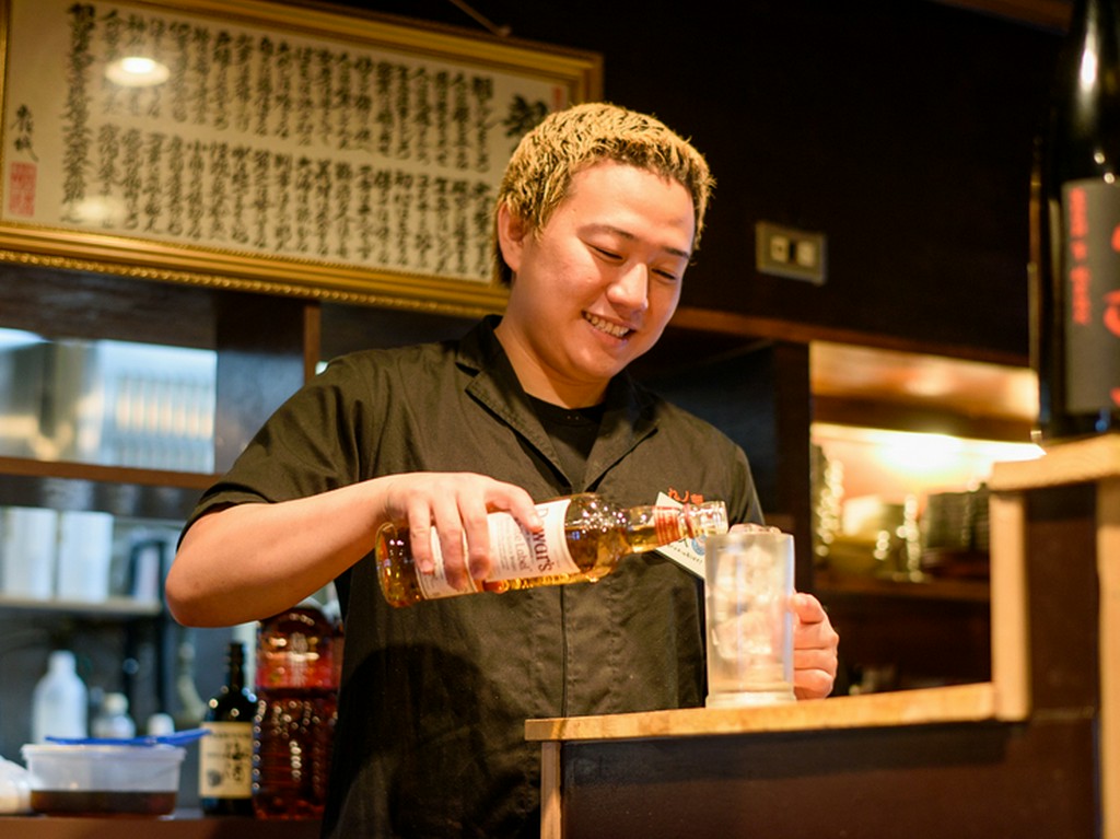 明るいスタッフが気さくに迎え入れてくれるカジュアルさも魅力