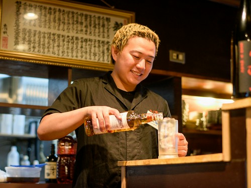 明るいスタッフが気さくに迎え入れてくれるカジュアルさも魅力