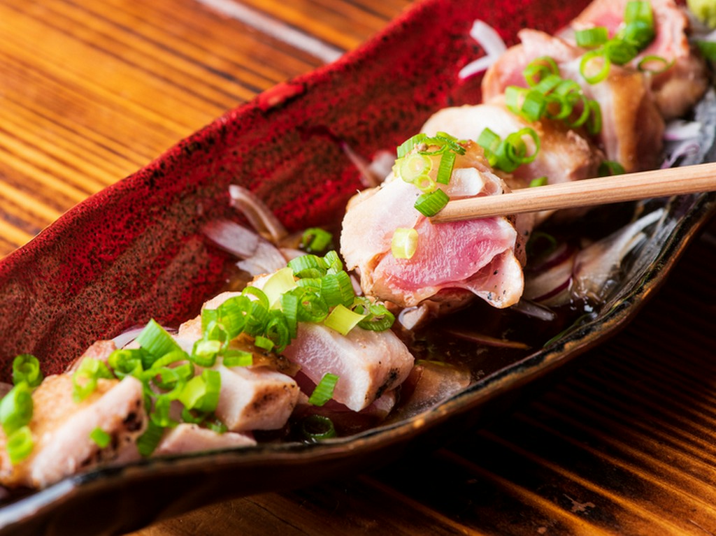 新鮮だからこそのレア加減。弾力のある歯ごたえと、上質な旨みあふれる『鹿児島県産鶏もものたたき』