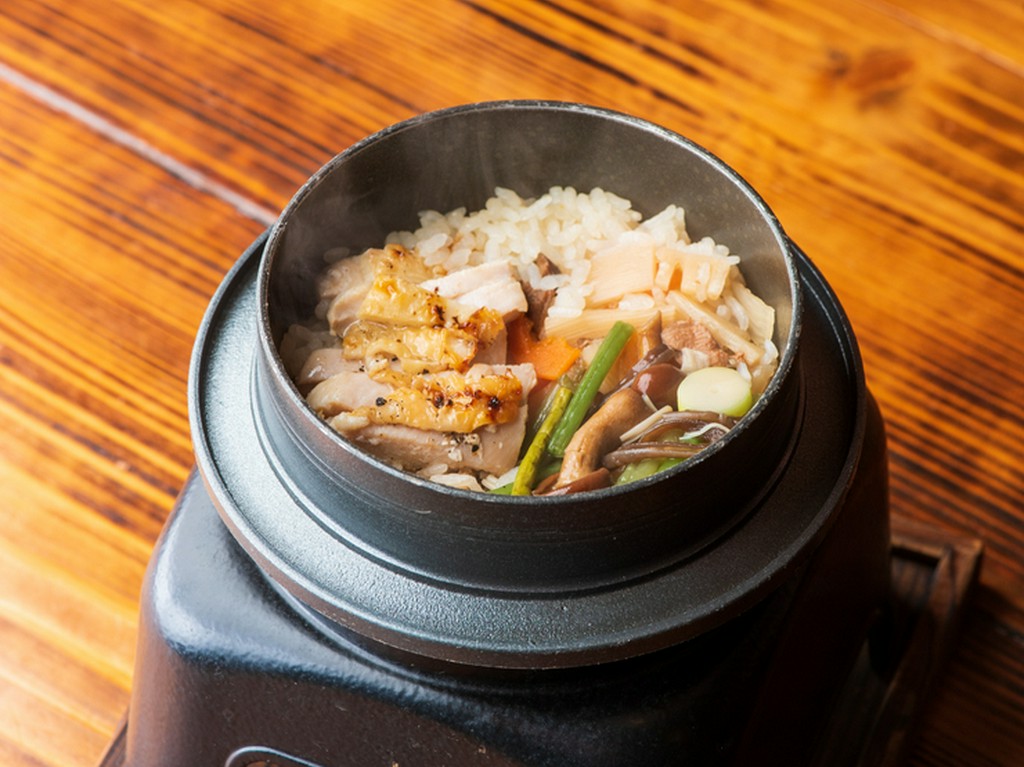 鶏肉や歯ざわりのいい山菜の旨みが凝縮された『とり釜めし』