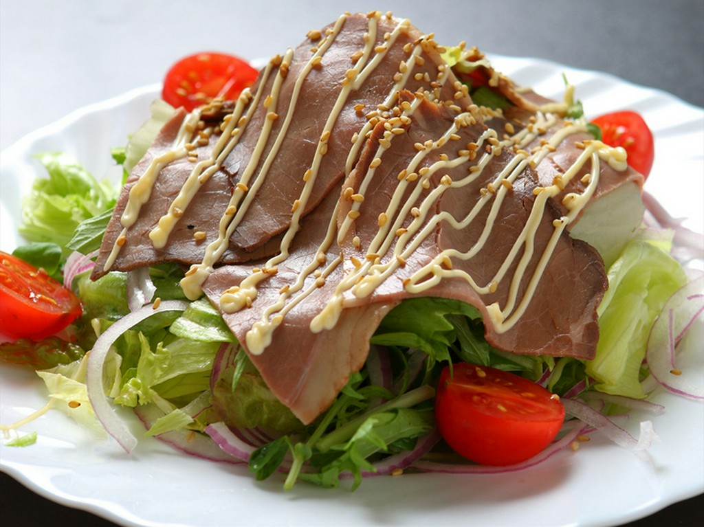 魚だけじゃない！　手間ひまかけてつくる人気メニューのひとつ『ローストビーフサラダ』　