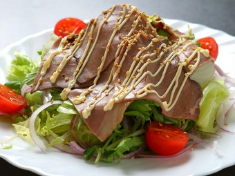 魚だけじゃない！　手間ひまかけてつくる人気メニューのひとつ『ローストビーフサラダ』　