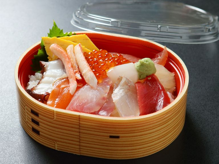 約7種の鮮魚がひとつの丼ぶりに大集合! 海の幸満喫の『海鮮丼(テイクアウト用)』