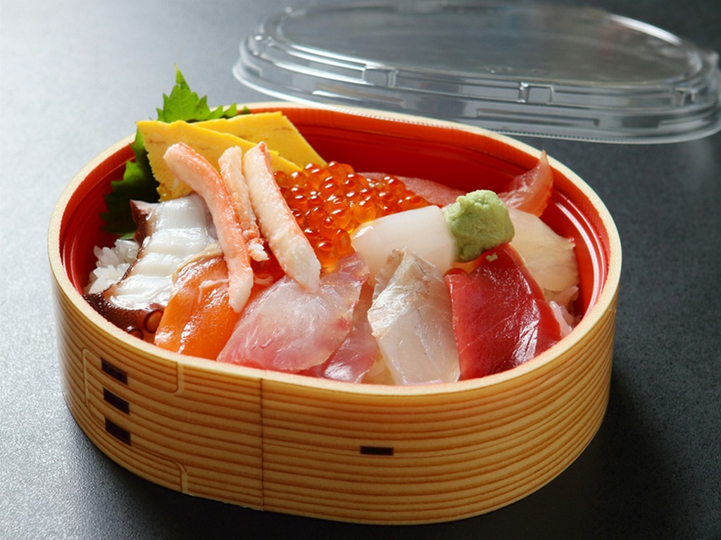 約7種の鮮魚がひとつの丼ぶりに大集合！　海の幸満喫の『海鮮丼（テイクアウト用）』
