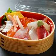マグロ、サーモン、カニなど7種の魚介が乗った贅沢な『海鮮丼』は、店でも1、2を争う人気メニュー。テイクアウトのお弁当としても気軽に味わえます。