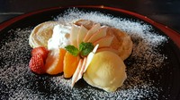 神奈川のブランド卵【鳳凰卵山吹】を使った濃厚な手作りカスタードプリンに、季節のフルーツや生クリーム、バニラアイスなどを盛りつけました。