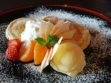 風味豊かな3種類のソースが味わえる『特撰 宇治抹茶パフェ』