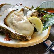 富山で獲れた旬の食材を使用し、例年5～8月頃は牡蛎料理、9～4月頃は蟹料理を好みの調理法で楽しめます。「牡蛎」は生牡蠣や蒸し料理、「蟹」はさっと湯がくとふんわりとして甘みが出るのでオススメです。