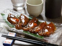 ホタルイカを昆布〆にして昆布の味をつけた後、だしにつけた逸品で、ほんのりと甘みがあり、食べやすいと評判です。日本酒との相性も抜群で、お酒がよく進む味わいがたまりません。