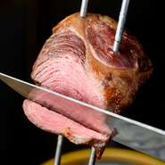イチボ肉の塊を串に刺して豪快にグリル。余分な脂を落としつつジューシーな仕上がりで、肉本来の味が楽しめます。焼き上がりを目の前で切り分けるパフォーマンスは必見です。2～4名でワイワイ楽しんで。