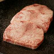 上質なタン塩ならではの、サクッとした歯切れのいい食感が魅力です。昆布だしのタレをもみ込むことで、肉の旨みを凝縮。焼き上がりをレモン風味のタレにつけて食せば、さっぱりと肉の旨みが堪能できます。