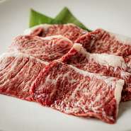入荷がある時だけ食べられる、限定メニュー。一般的なハラミに比べ、より柔らかく脂がとろけるような味わいです。八丁味噌、コチュジャン、香味野菜を加えた甘みのあるタレが肉の旨みを引き立てます。