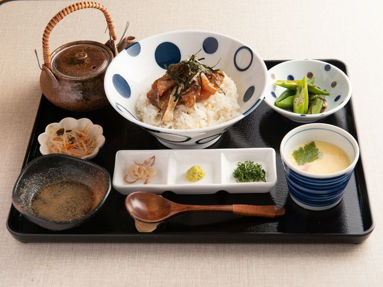 真鯛の漬けをご飯の上に乗せ、オリジナルの鯛のだしをかけていただく贅沢の極み『鯛茶漬け定食』