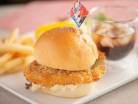 真鯛の上質な旨みが噛めば噛むほど溢れ出す、外はサクサク、中はふわふわ『鯛バーガーセット』