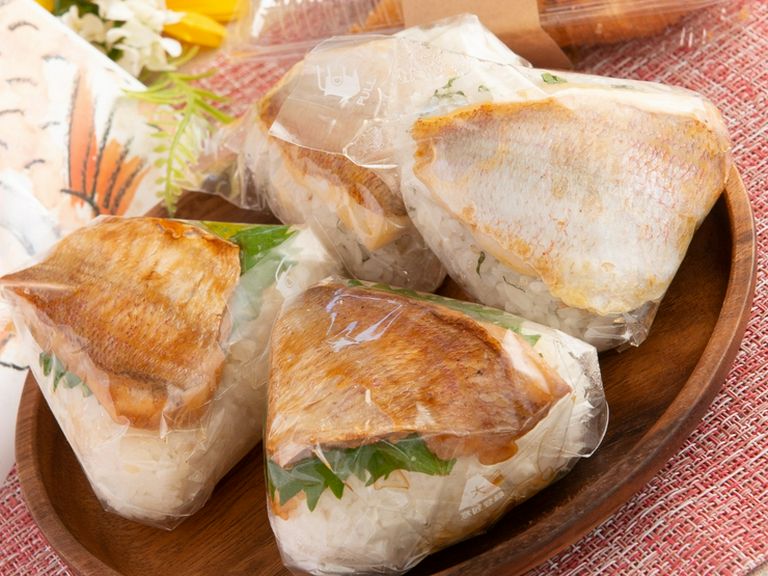 その場で持ち帰りできる手軽さが人気。新鮮な真鯛を使った『鯛の塩おにぎり』・『鯛の甘辛おにぎり』