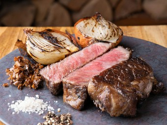 薪の香りと熟成香で旨味引き出す『自家熟成のおおいた和牛”サーロイン”』