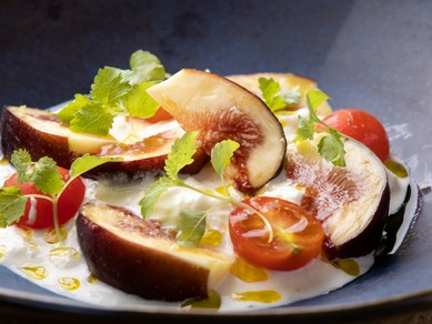 クリーミーなチーズと甘い果物や野菜がマッチする『ストラッチャテッラのカプレーゼ』