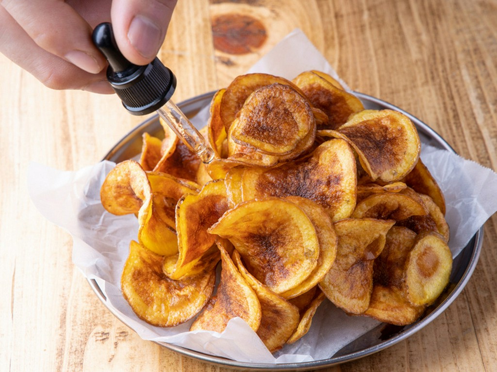 肉料理の付け合わせやおつまみにぴったりな『薪香揚げたてポテトチップス』
