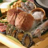 屋号にも含まれている名物料理。一枚の花崗岩から削り出した石鍋で焼き上げる新鮮な海の幸や特選黒毛和牛は、素材本来の旨みが増し、ふっくらとした仕上がりに。自家製ウニ味噌ダレや薬味を添えていただきます。
