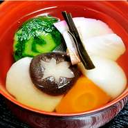 焼きあごでだしを取ってつくる郷土料理。芳醇な風味とやさしい味わいに、心がホッとする逸品です。添えられた「かつお菜」が博多らしさを演出。正月だけでなく、通年味わえるのもうれしいポイントです。