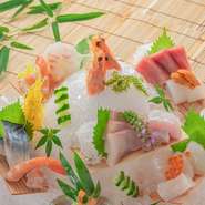 近海で獲れた魚介をふんだんに盛り付けた一皿です。その日の良質な魚介を店主が厳選。四季折々の海の幸を心ゆくまで楽しめます。